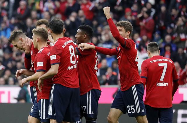 有些尴尬，巴林门将在成功扑救后不慎用脚打入乌龙且弄伤自己（尴尬一幕：巴林门将扑救成功却误踢乌龙，还因此受伤）