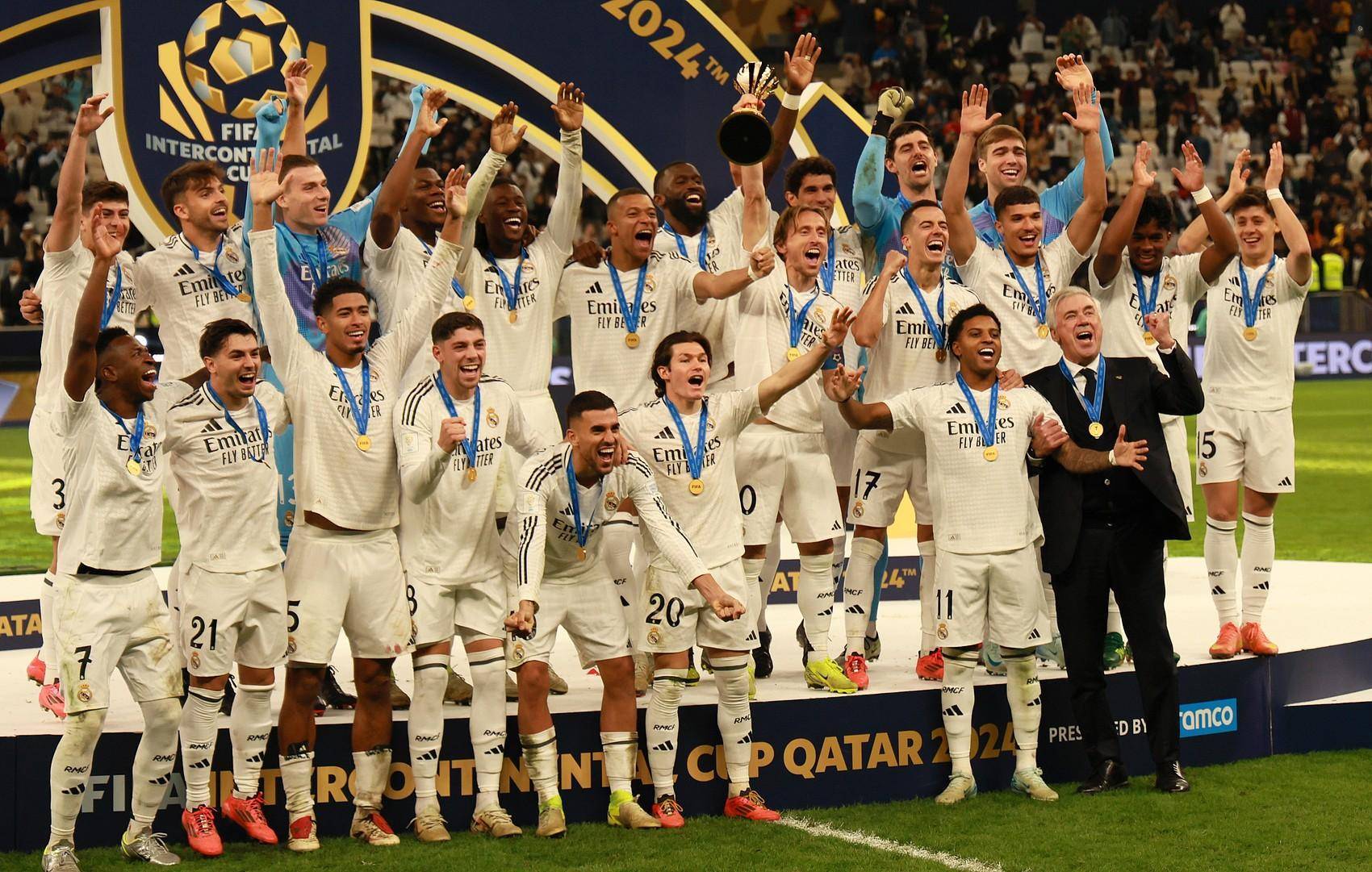 两张合影，一张和老乡一张和金靴。赛前法比奥说这场...（赛前法比奥发声：两张合影，一张与老乡，一张与金靴）