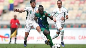 意甲最新动态：米兰锁定18岁新锋，国米仅落榜首一分（意甲焦点：AC米兰敲定18岁新前锋，国米距榜首仅差1分）