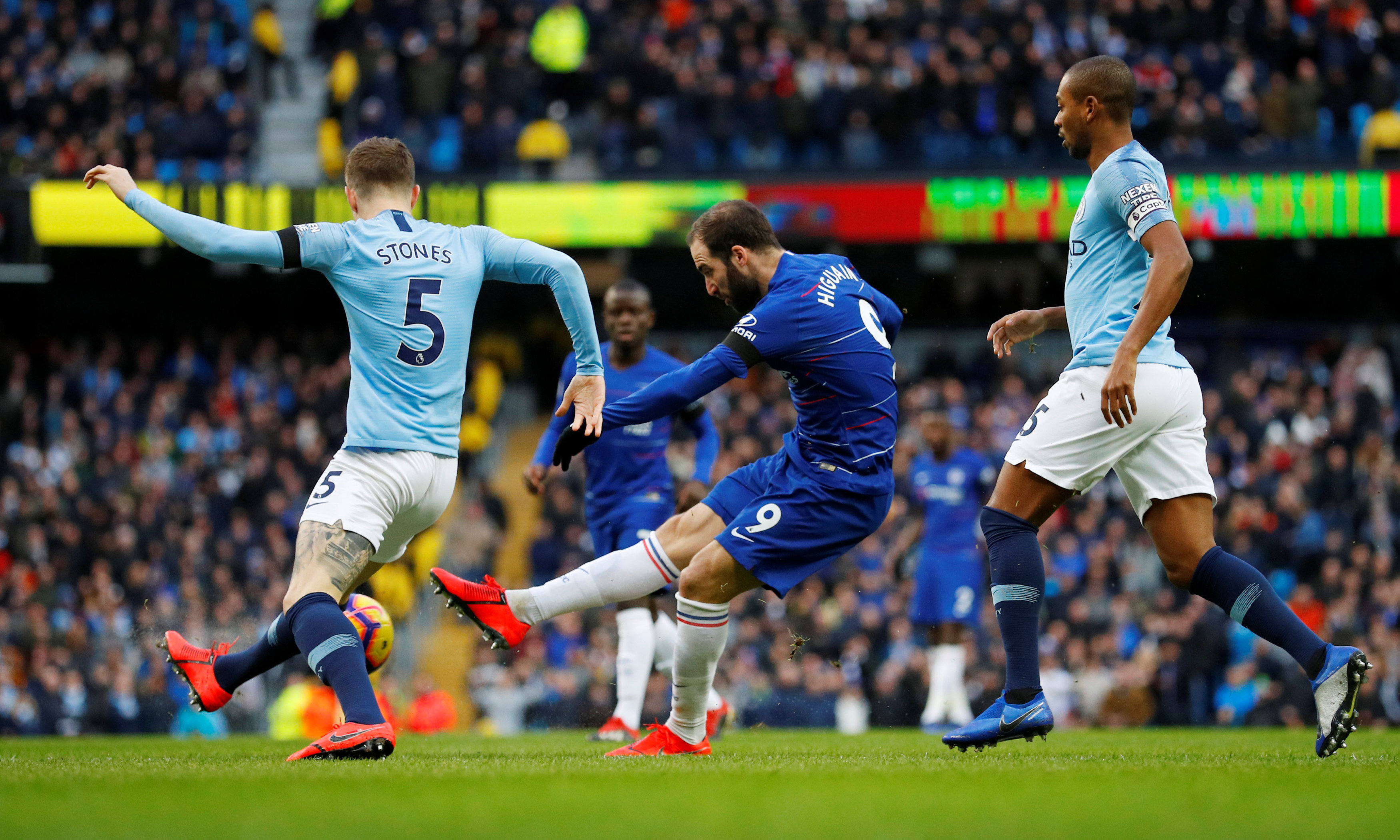 阿夫迪亚空砍37分，马刺115-102击败开拓者，福克斯37分率队稳居西部第五（阿夫迪亚37分难救主，马刺115-102擒开拓者，福克斯轰37分助队稳固西部第五）