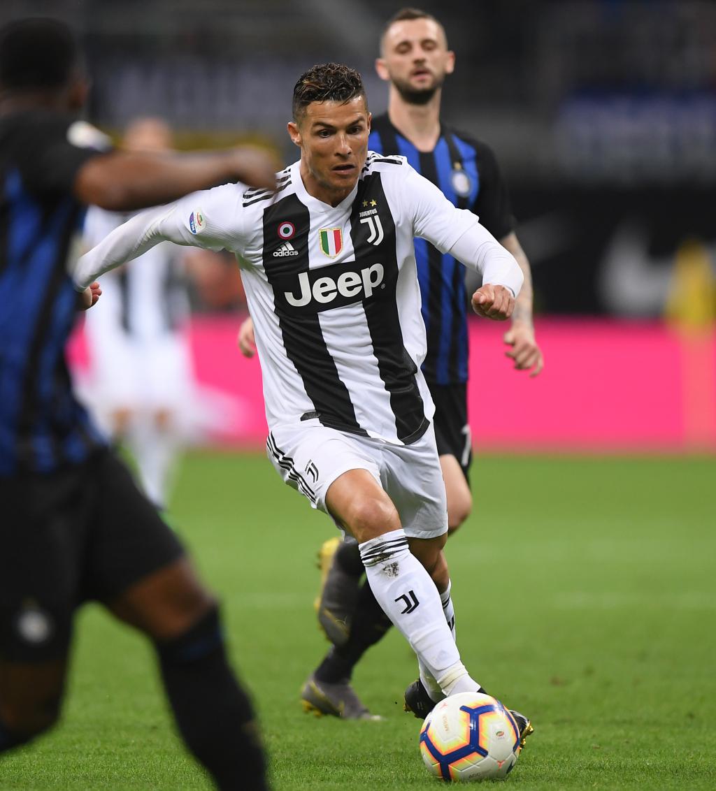 汪涵陪儿子马术比赛展现轻松生活面，体现家庭关怀与育儿智慧，引发网友热议。