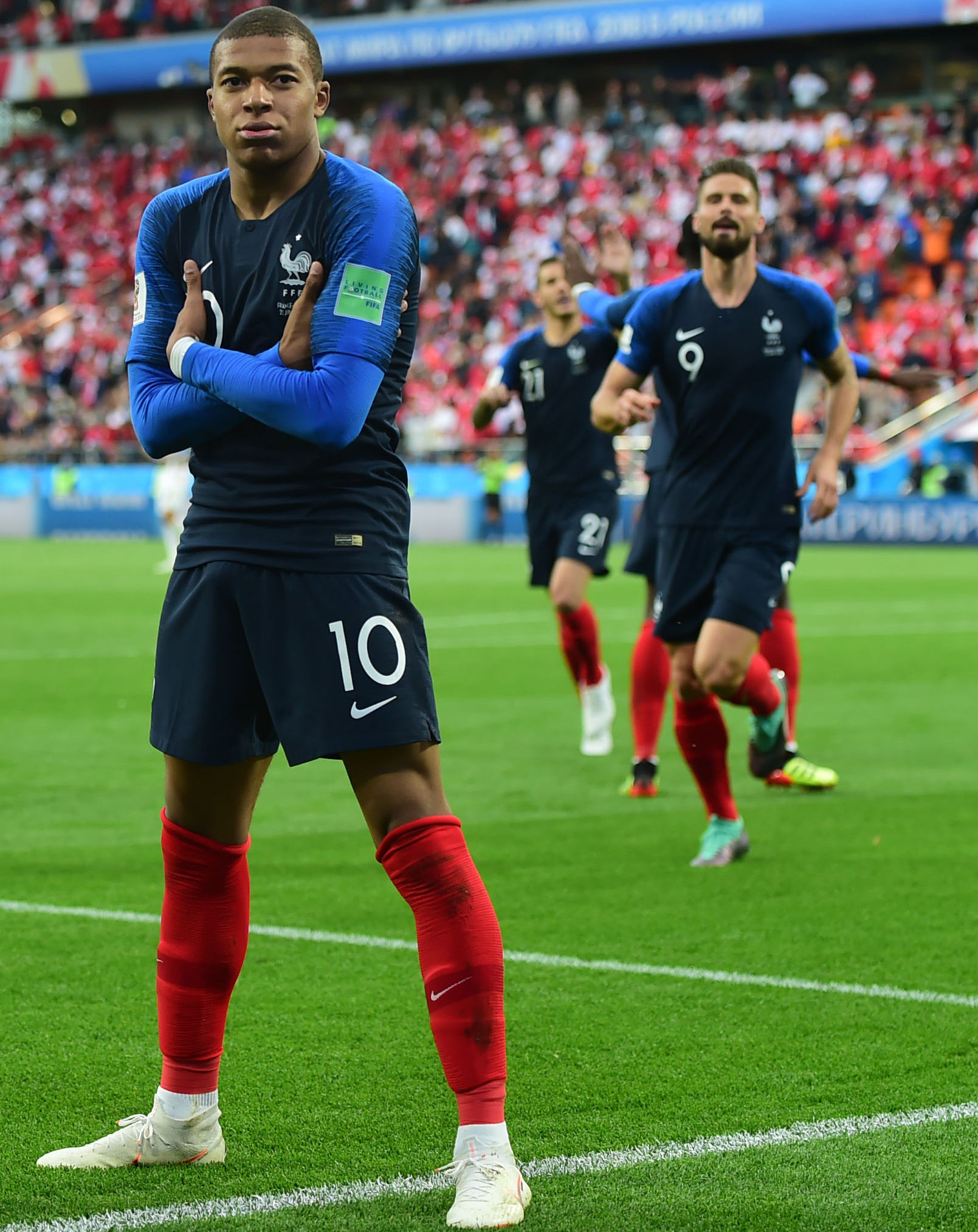 本世纪助俱乐部+国家队攻榜单：梅西446次第1，C罗305次第6（本世纪俱乐部+国家队助攻榜：梅西446次居首，C罗305次列第六）