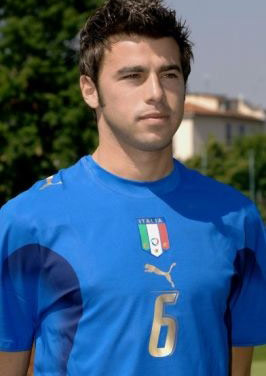 欧冠半场：里奥斯乱战破门，本菲卡暂1-0那不勒斯（欧冠半场：里奥斯混战建功，本菲卡暂以1-0领先那不勒斯）