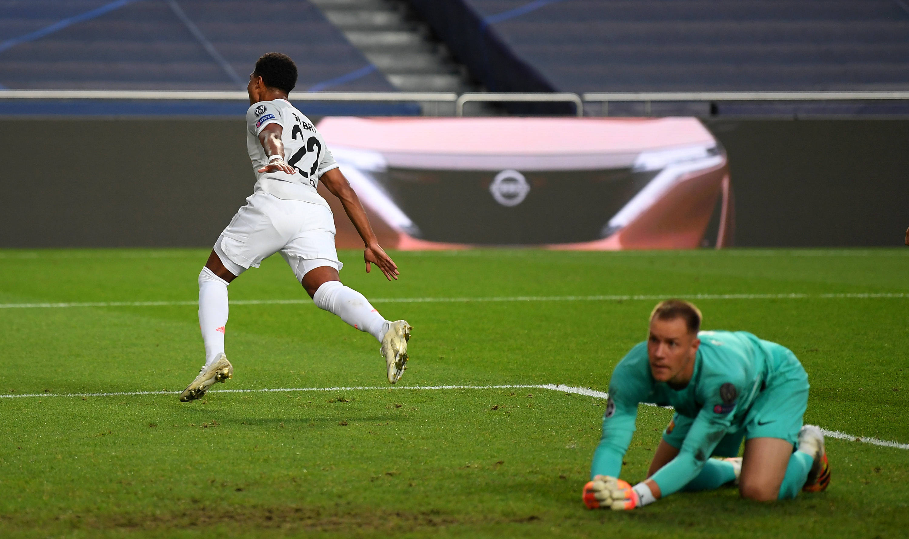 时光荏苒三十二载，感恩你我风雨相伴。同心逐梦共赴...（三十二载光阴如梭，感恩一路同行；同心逐梦，奔赴未来）