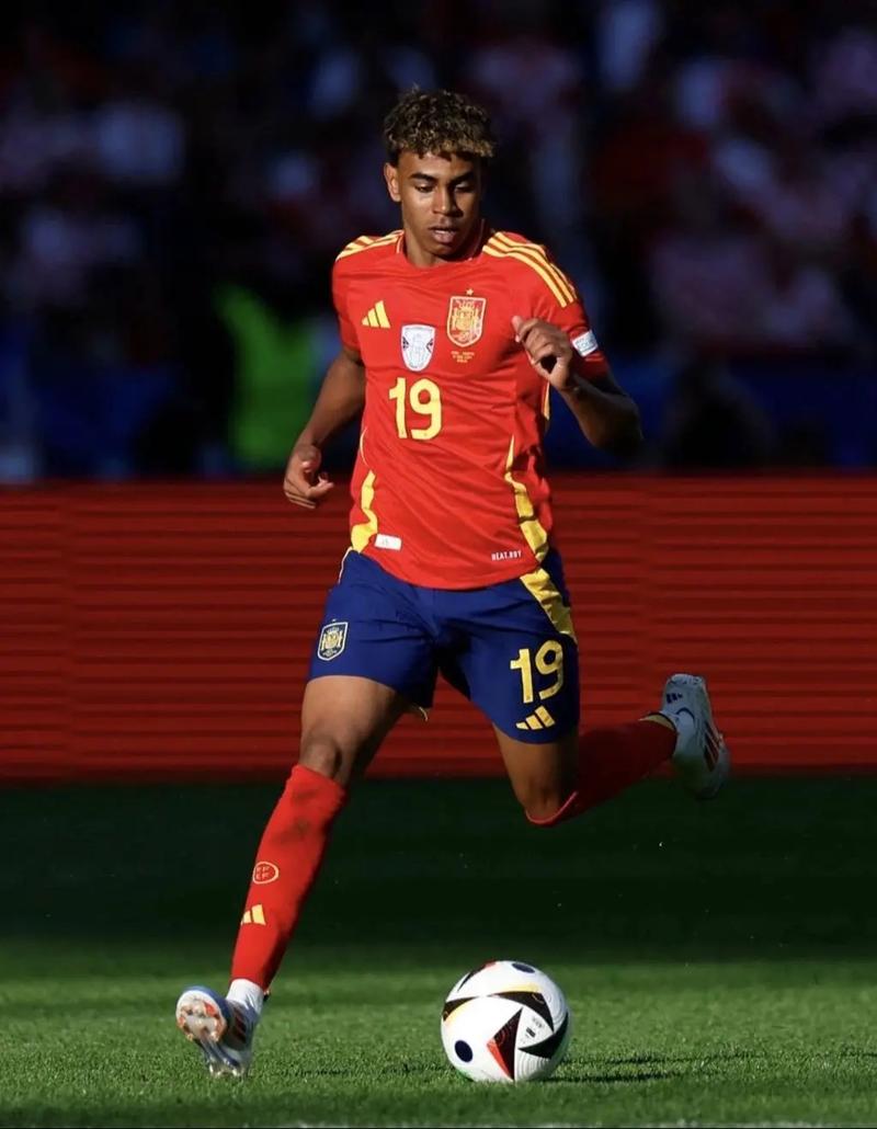 梅西：世界杯连冠很难，但会拼！他依旧谦逊、低调、无私！（梅西：卫冕世界杯不易，但会拼尽全力；仍旧谦逊、低调、无私）