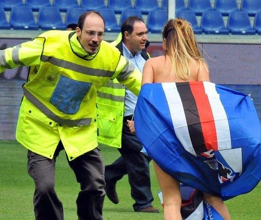 福苏-门萨：曼联青训以前规矩相当严格，比如必须穿黑色球鞋（福苏-门萨称曼联青训曾严苛到球鞋仅限黑色）