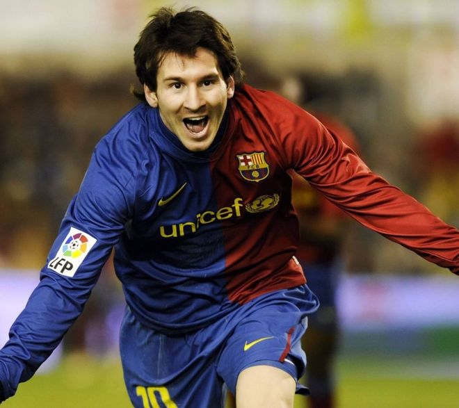 太阳报：麦克托米奈领意甲最佳球员奖，被女友透视着装抢风头（太阳报：麦克托米奈加冕意甲最佳，女友透视造型抢尽风头）